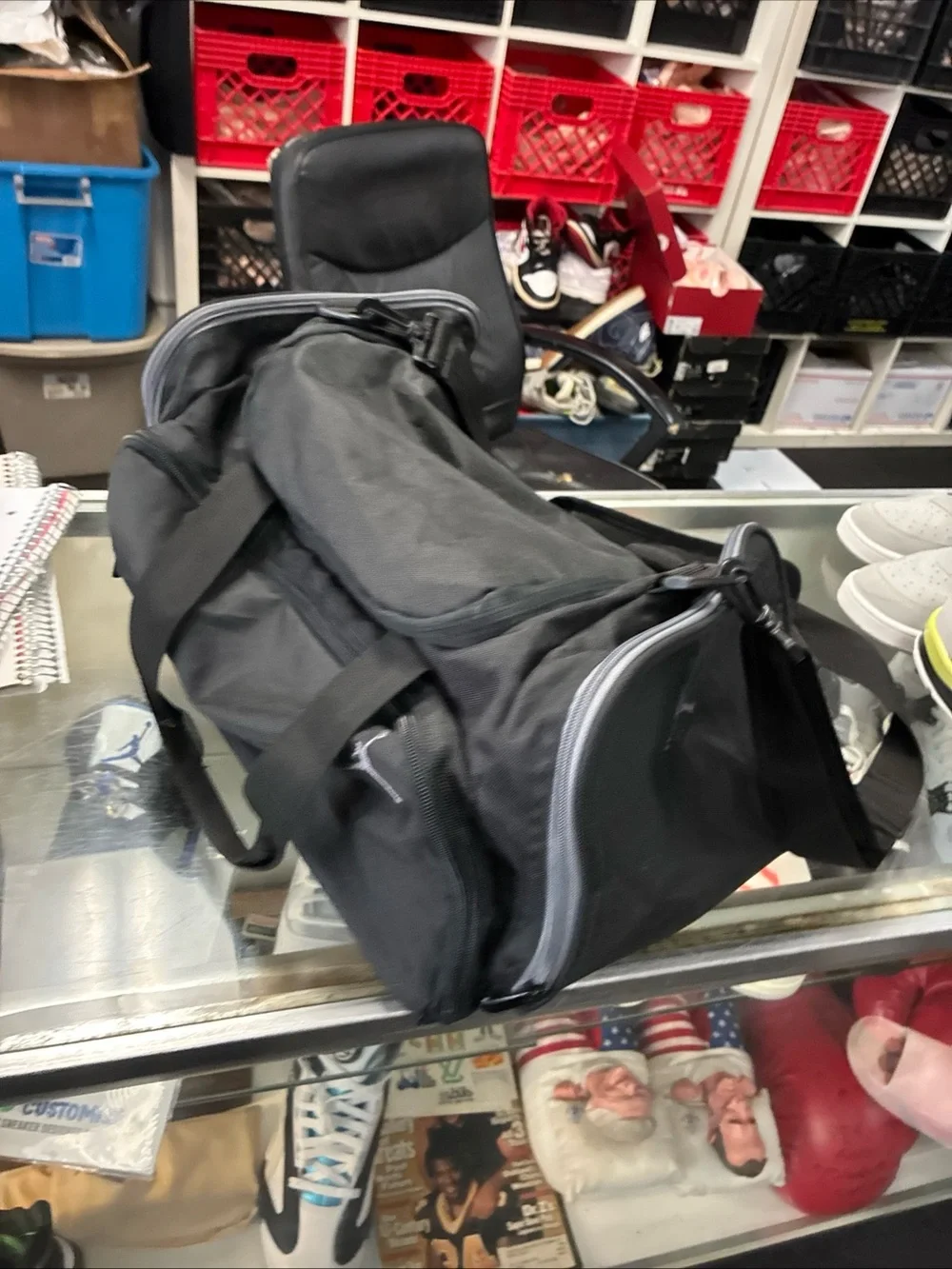 Nike Duffle Gym Bag ( 17”x11”x10”) Black E2-759 Pre Owned Used